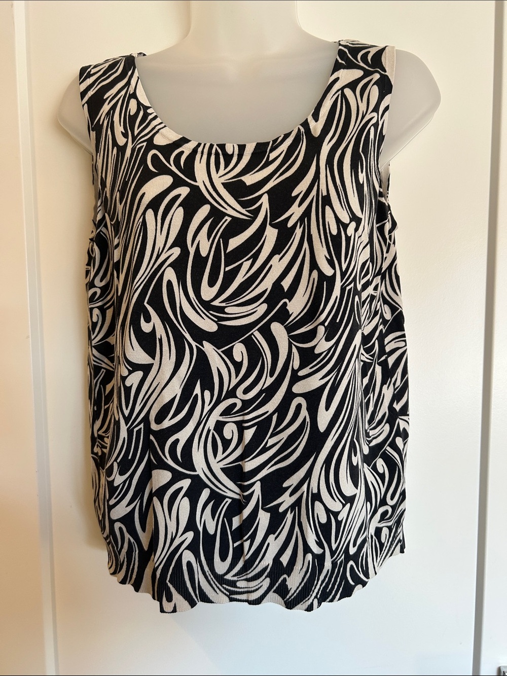 Black & cream stretchy silk blend knit sleeveless top M